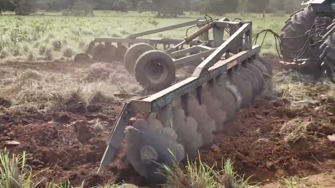 ROQUE TRATORES: VALTRA BH 160 TRABALHANDO COM TERRACEADOR DE 22 DISCOS... (Curvas de nível)