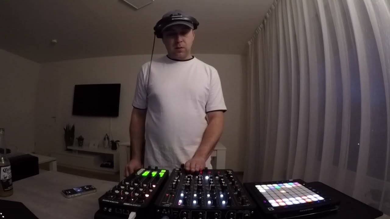 Techno Episode 1 // Playdifferently