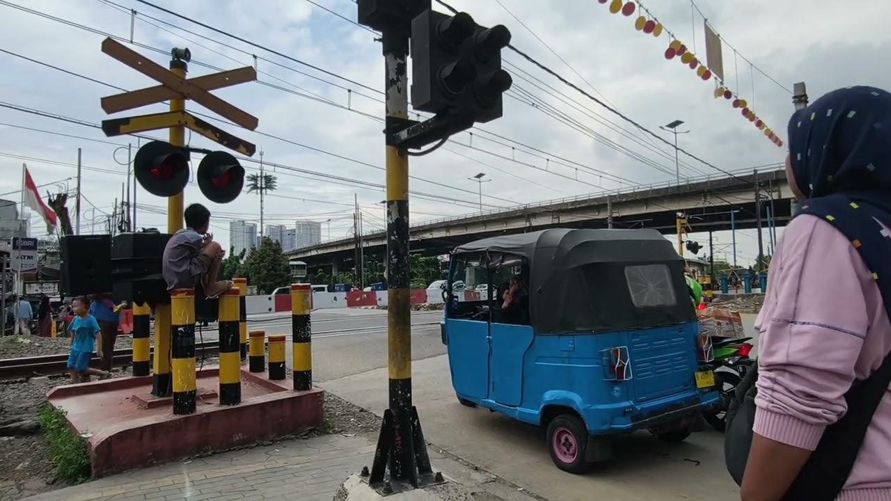 Perlintasan kereta api Grogol Jakarta