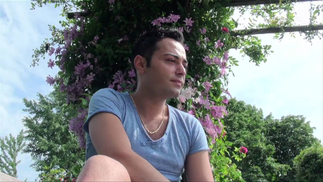 Рашад навсегда меняет цвет своих глаз на голубоватый / ярко-голубой.