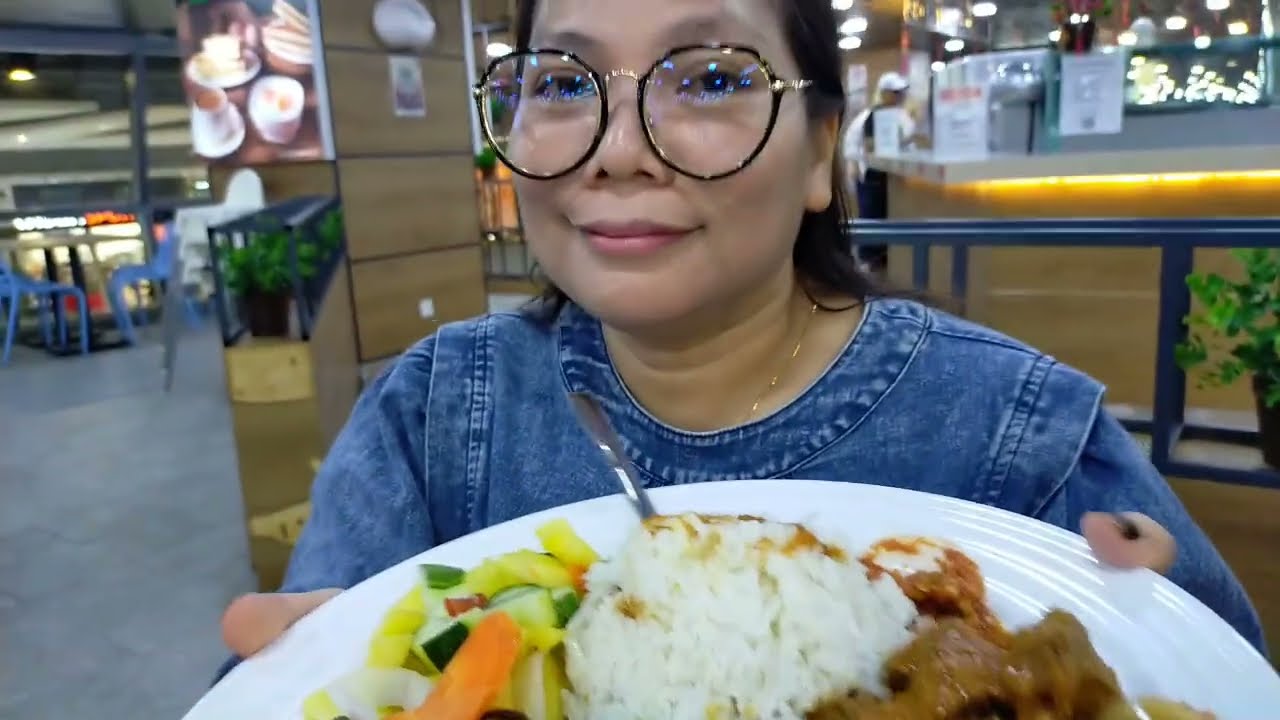 ADA PERMINTAAN MAKAN NASI PADANG DI TEMPAT INI KITA MAKAN #makanbersamakeluarga #lunchtime #eating 
