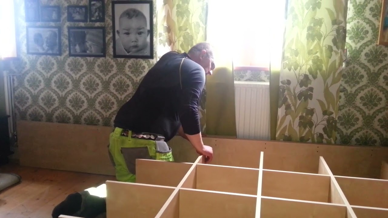 Essie och Niklas sätter ihop hylla