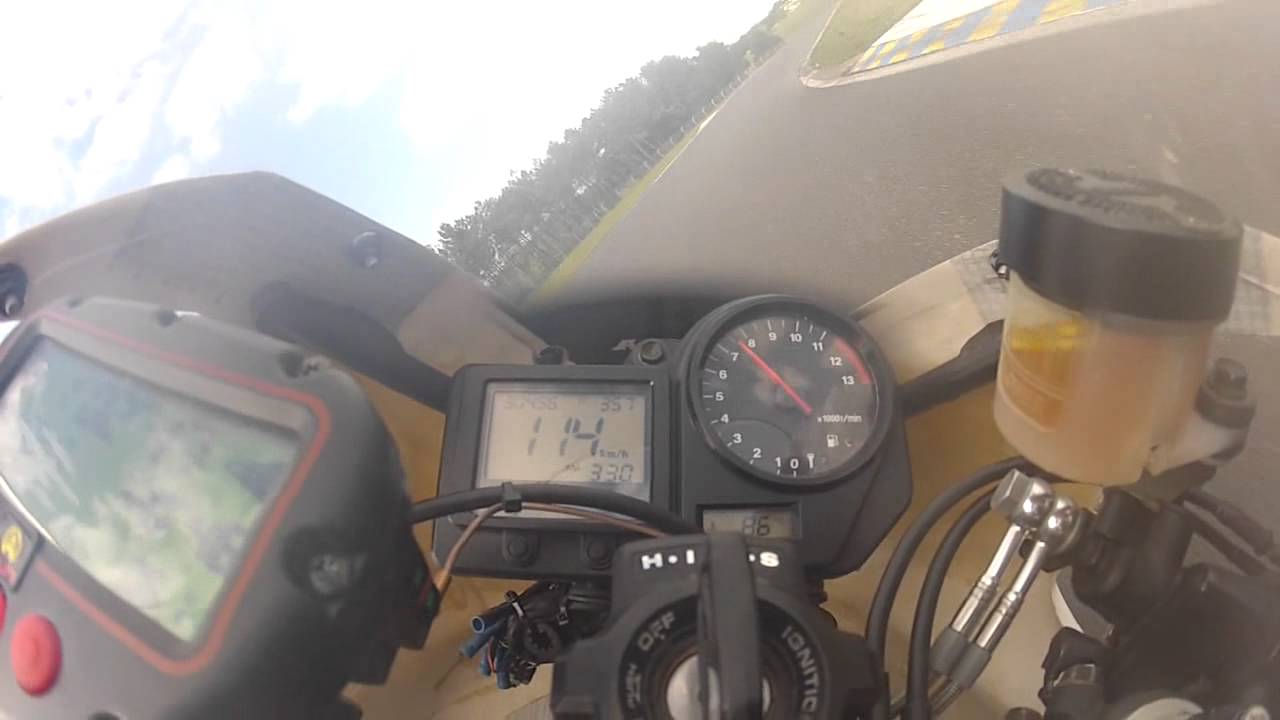 petite bagarre 929 contre zx10 2012 circuit haute saintonge.avi