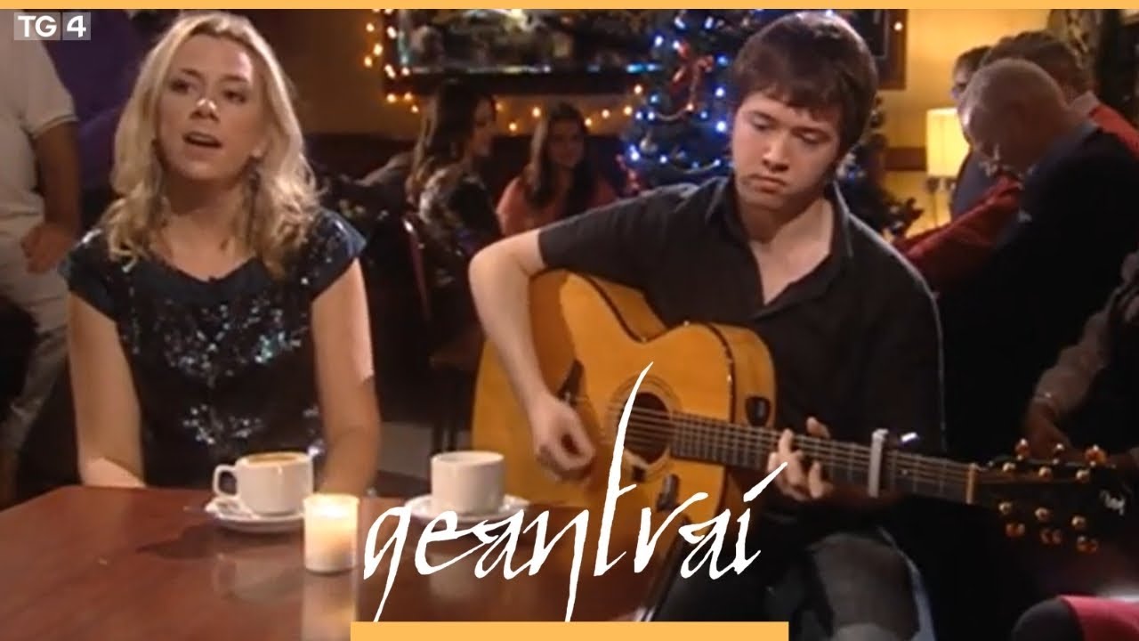 Muireann Nic Amhlaoibh & Caoimhín Ó Fearghaíl - Bó na Leath Adhairce | Geantraí na Nollag 2012 | TG4