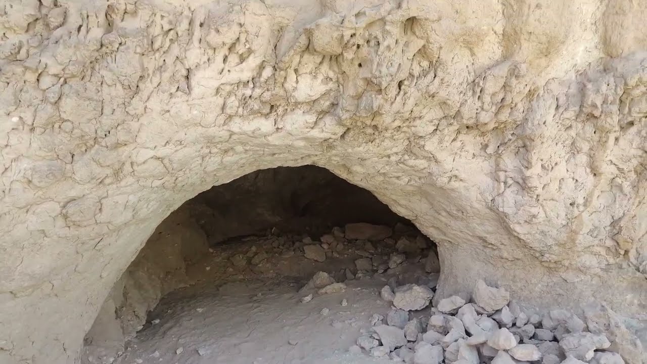 المغارات و المداخل المخفيه داخل المغارة