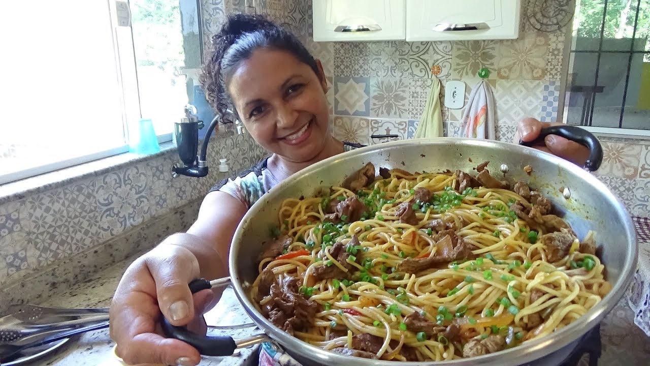 MACARRÃO AO BIFE ACEBOLADO