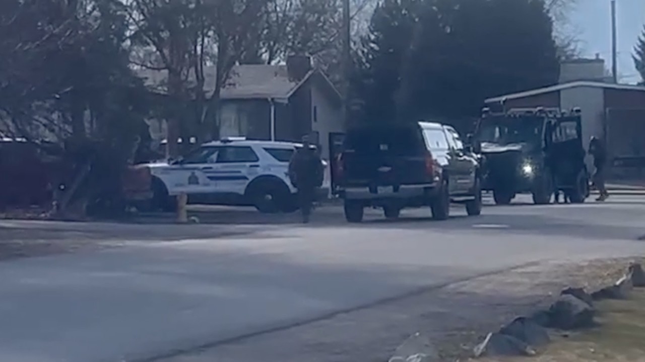 RAW: RCMP surround home on McCurdy Road in Kelowna