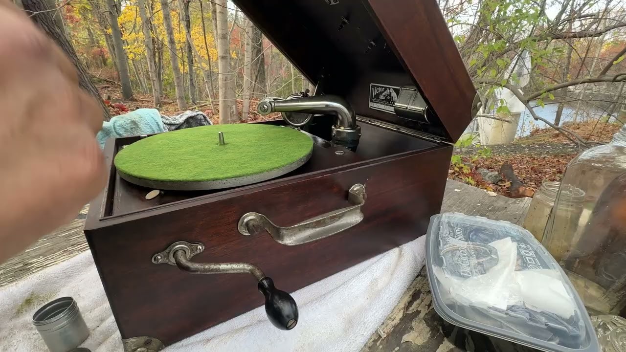 Victor Victrola 50 portable in mahogany #149765 made in 1926 plays again