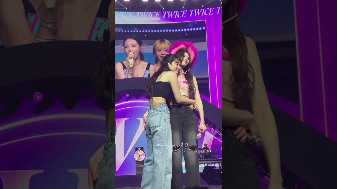 TWICE 5th World Tour Chicago Dahyun hugs Sana heart warm moment #shorts