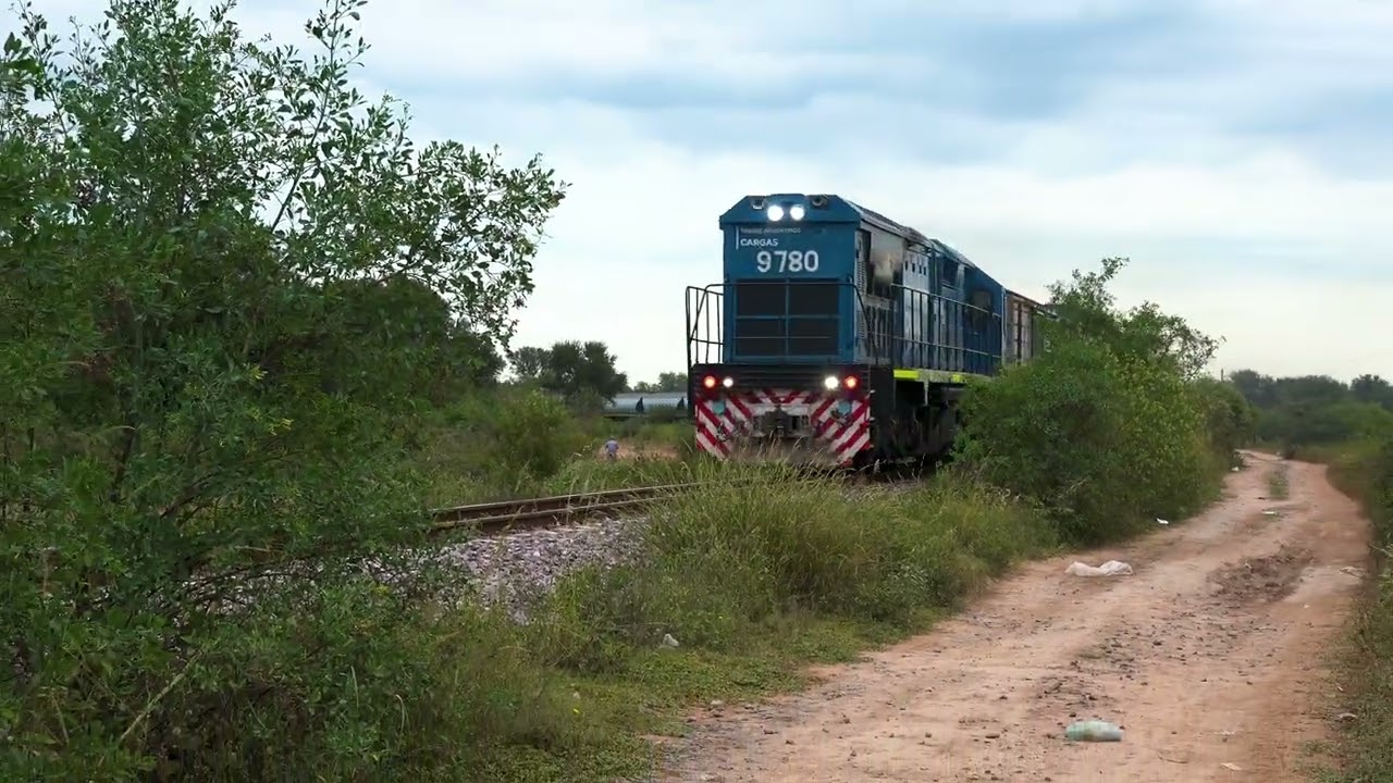 tren circulando a toda potencia sobre vías renovadas con dos locomotoras  , rumbo a salta .