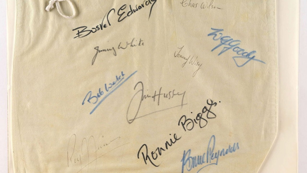 Mail bag signed by Great Train Robbery gang sells for &pound;1,300 at auction | SWNS
