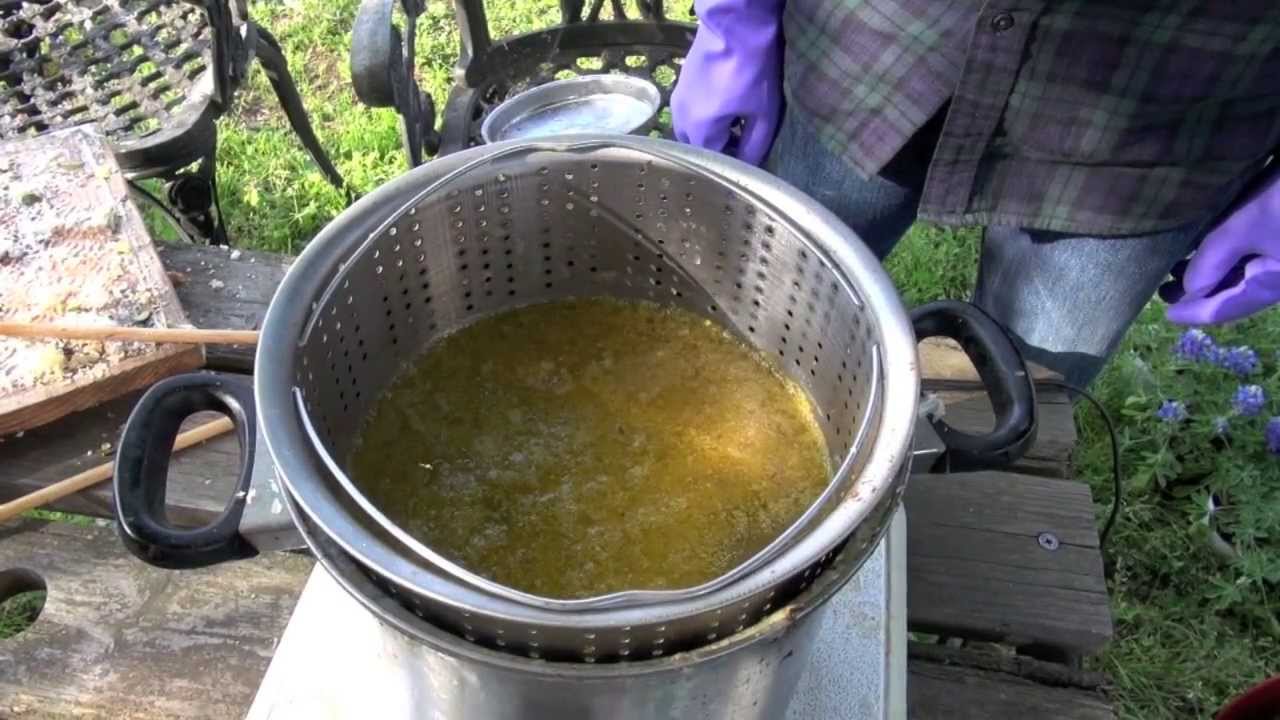 мы делаем пчелиный воск из улья!