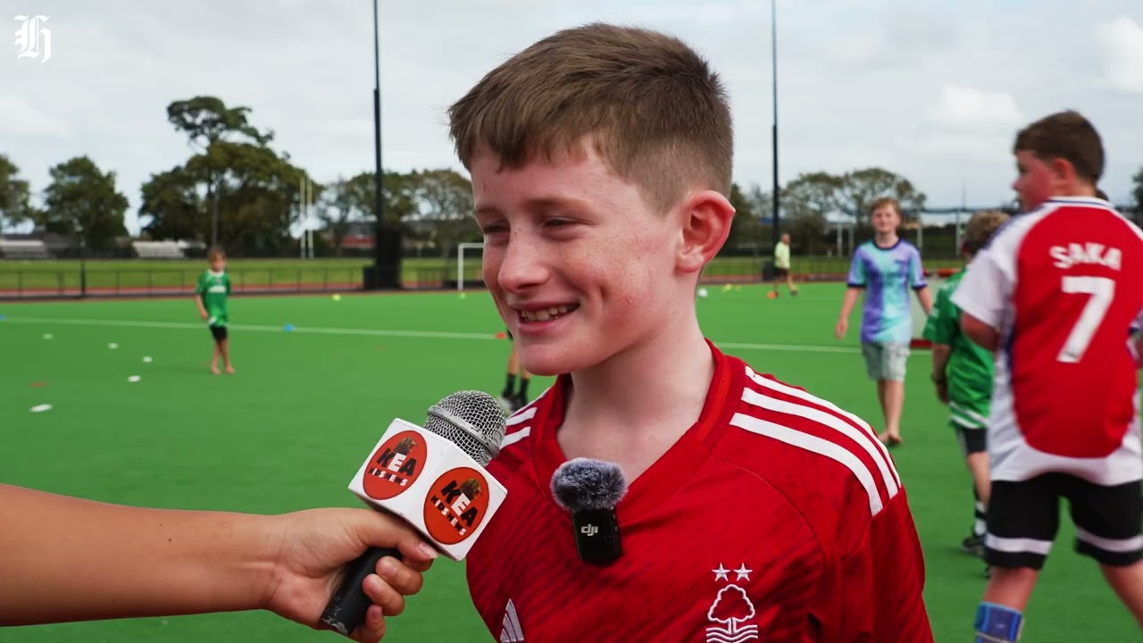 Kid with one leg tears up the footie field