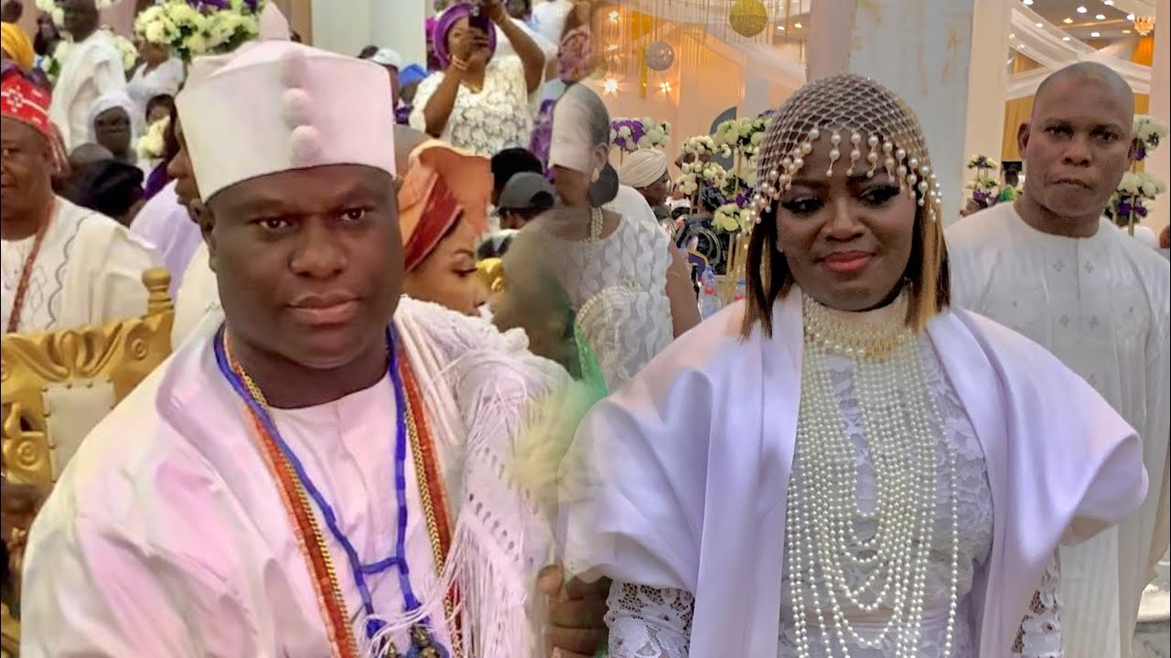 SEE HOW OONI OF IFE & QUEEN ASHLEY MAKES ROYAL ENTRANCE AT OSRA AWARD 2025 
