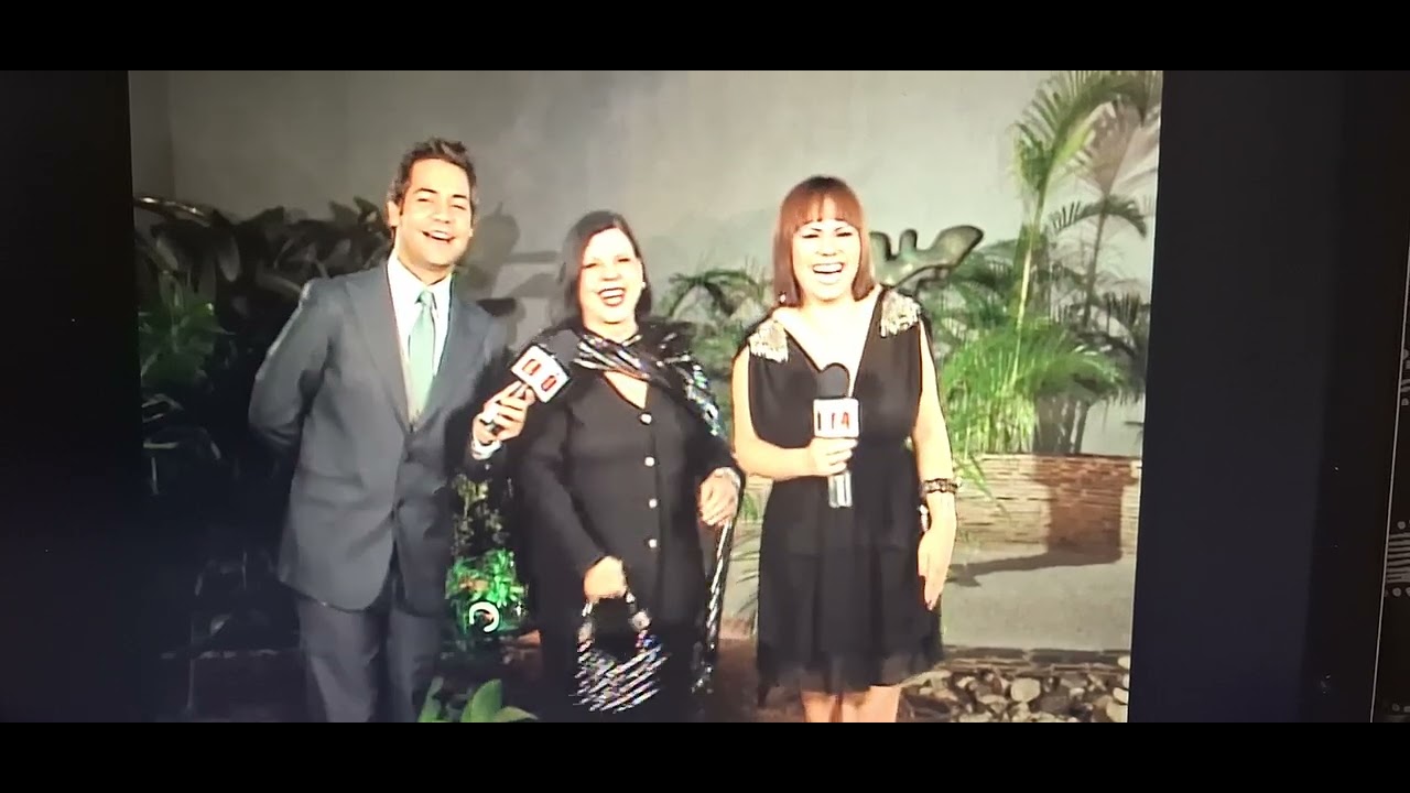 Enrique Guart y Marisol Rodríguez en la alfombra roja con Rosario Prieto Red Carpet Mrs. Venezuela