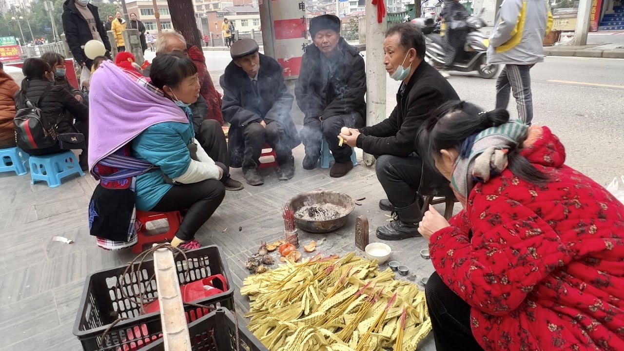 一個傳統的小縣城，底層人熱衷於算命。年味越來越濃
