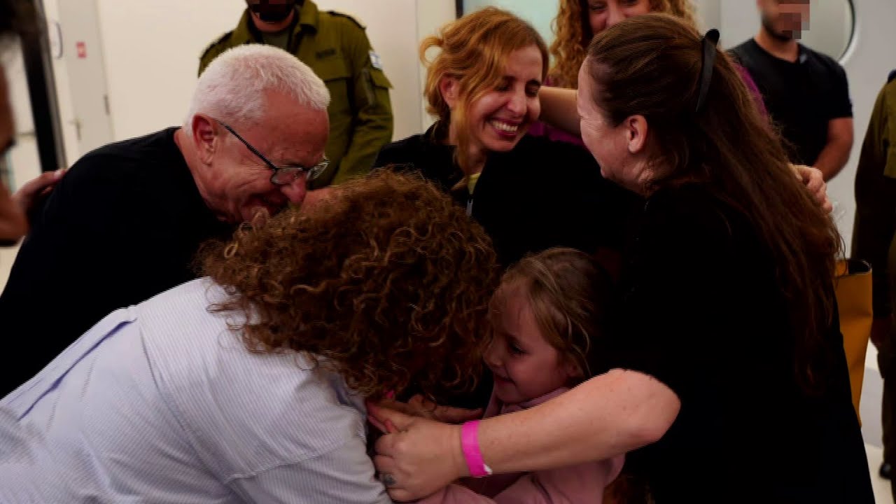 מדינה שלמה בוכה מאושר: המשוחררים התאחדו עם קרוביהם