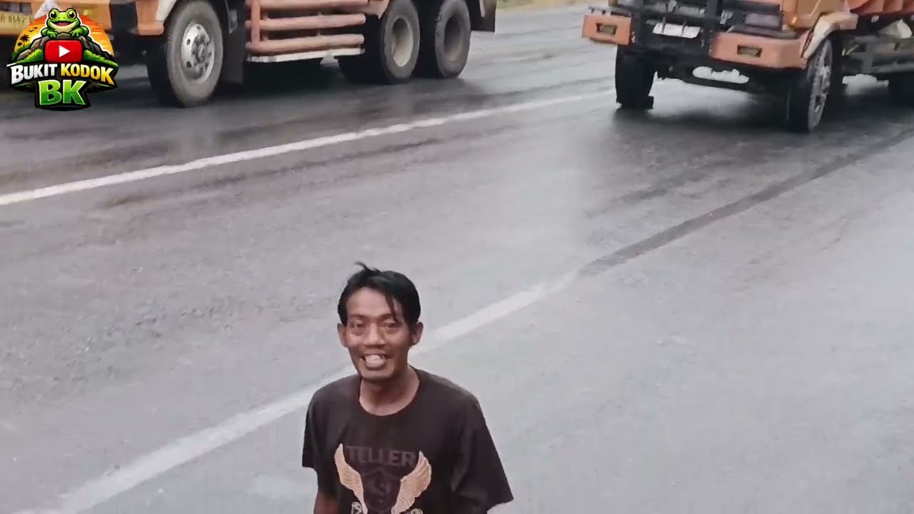 Di balik skill truck canter ada truck CPO yang gagal nanjak akibat jalan licin hingga mundur panjang