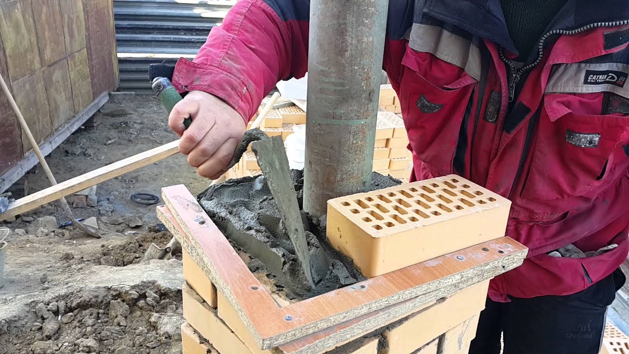 Кладка крученого кирпичного столба.