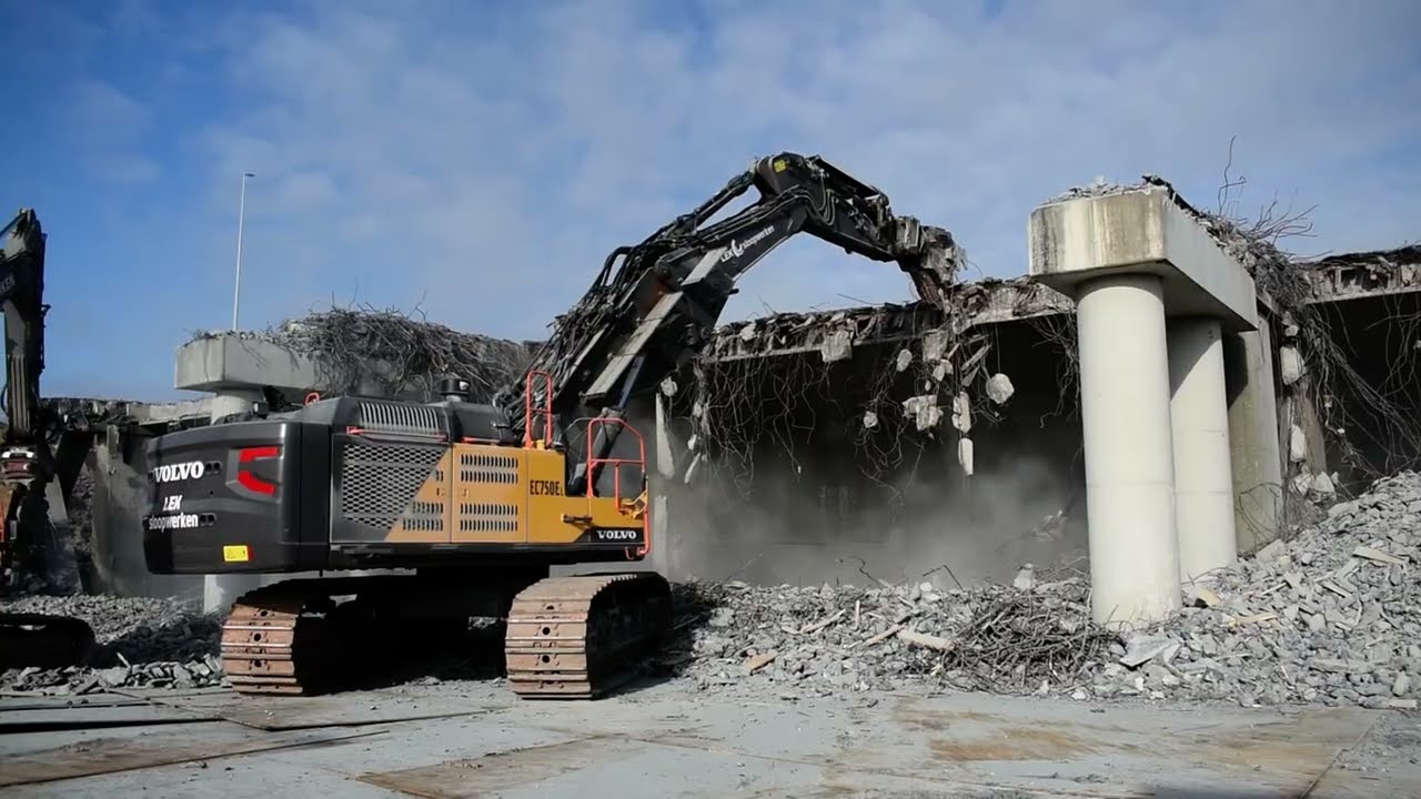Volvo EC 750E sloopkraan met Demarec DCC-65 betonschaar - Lek Sloopwerken