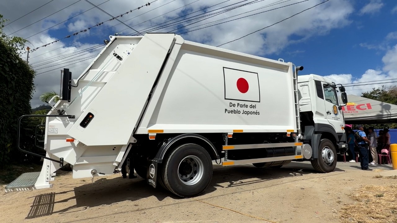 Japón fortalece servicio de limpieza en Jalapa con nuevo camión compactador