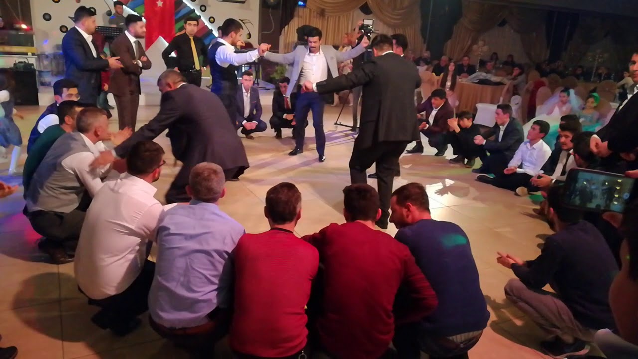 Erzurum  duğunleri damat ve sağdıç kol oynuyor.