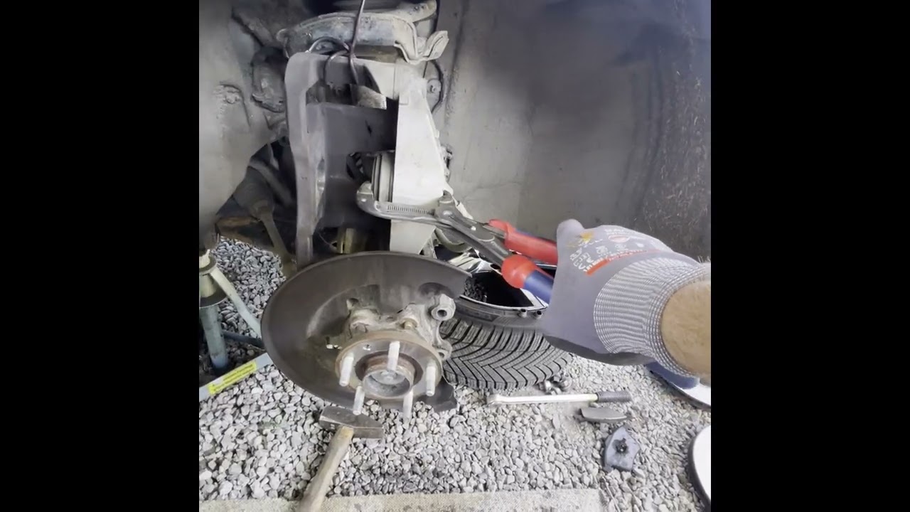 Volvo V40 remplacement disques et plaquettes AV