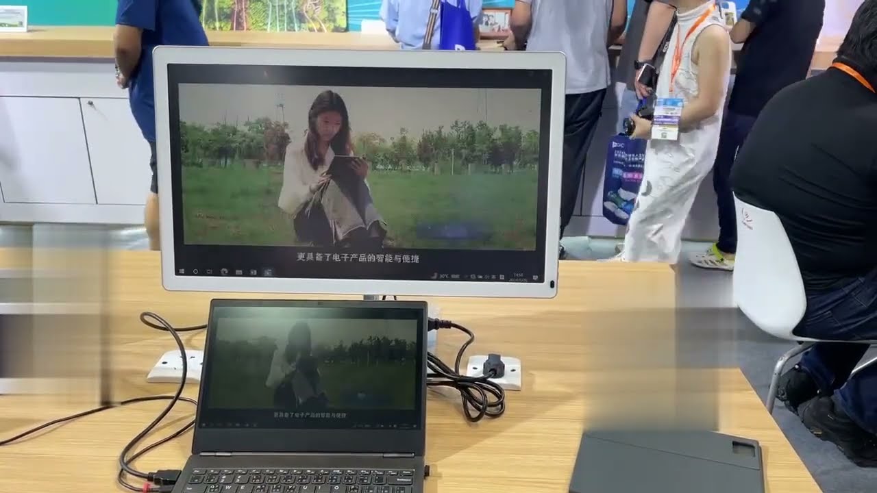 E-Ink Screen vs. Laptop Display: A Clear Difference in Brightness and Refresh Rate