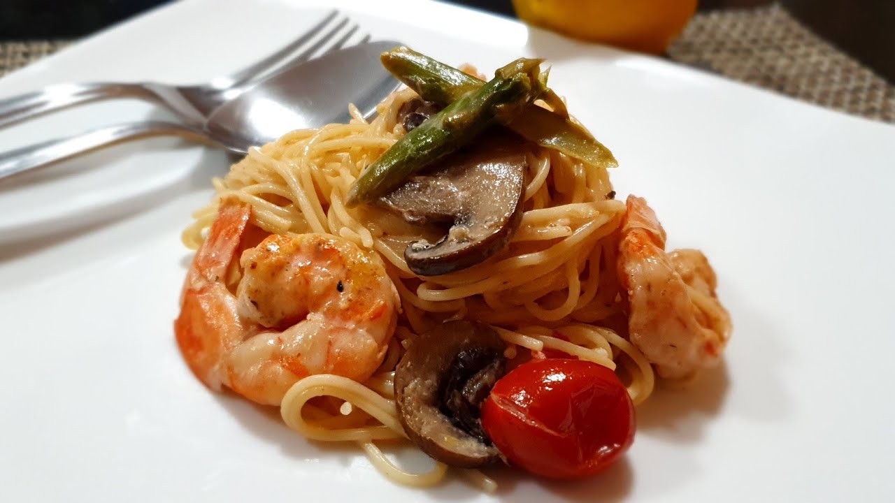Capellini al fredo com camarões e aspargos