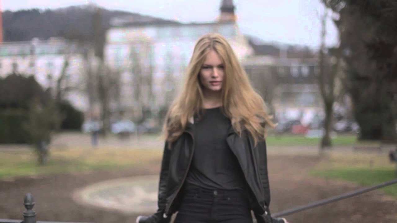Anna Ewers Natural