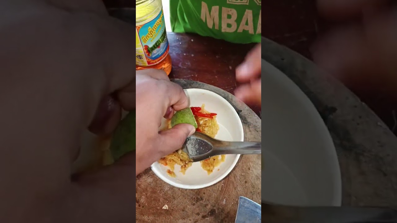 Тэй Тэй учится готовить... вареных улиток в рыбном соусе Кох Конг #еда