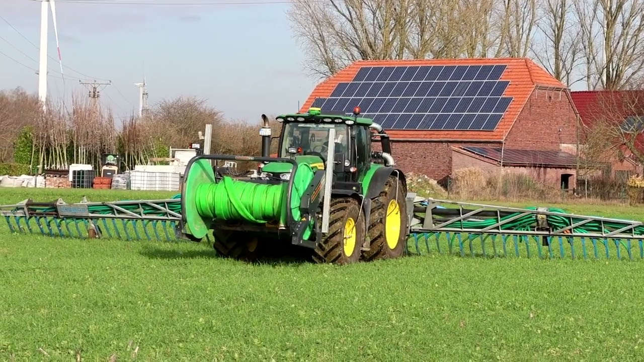 JohnDeere 6R 175 am Schlauch beim düngen.