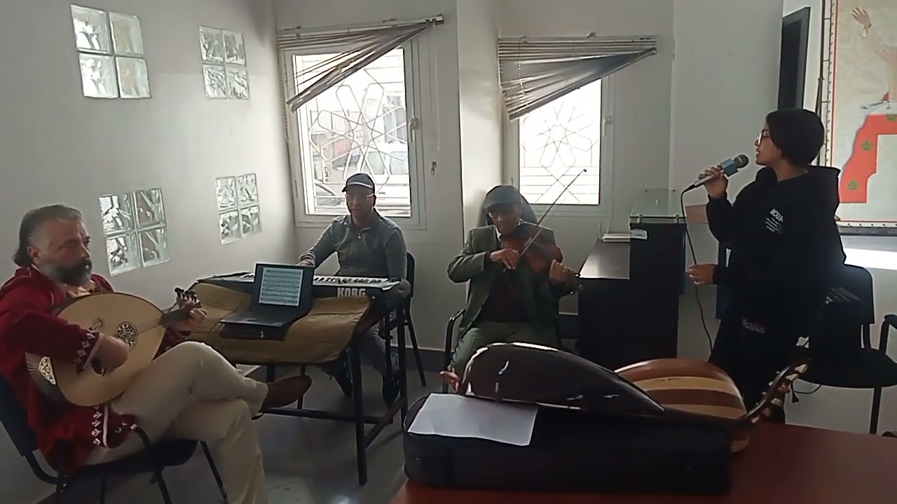من دار التنمية بمدينة الدروة مع التلميذة سميرة بوليد في موشح يا غائبا تحت اشراف الاستاذ محمد النجاري