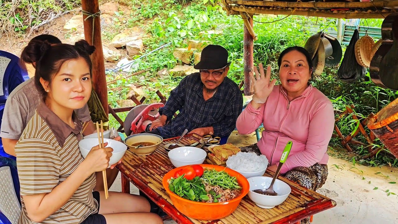 Chị dâu thái tấu hài khi mẹ chồng dạy làm bún riêu Việt Nam | Uthuyvlogs.