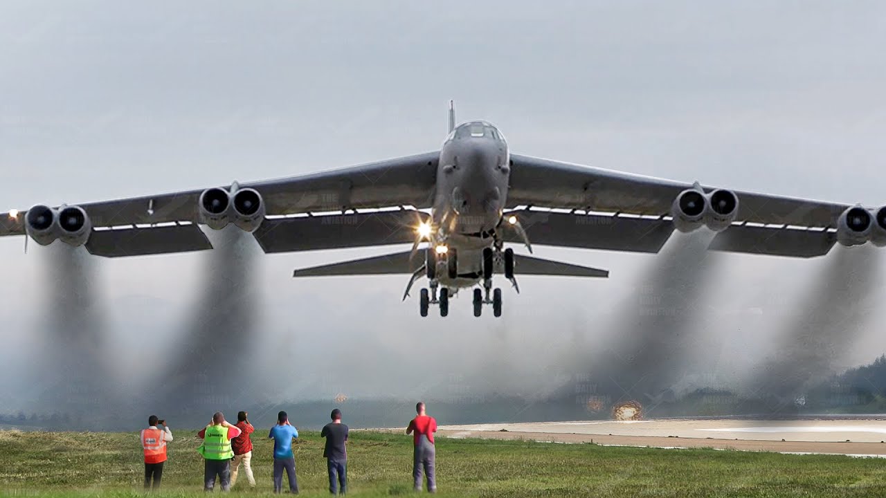 US Pilot Throttles B-52 Engines to Their Limits During Scary Smoky Takeoffs