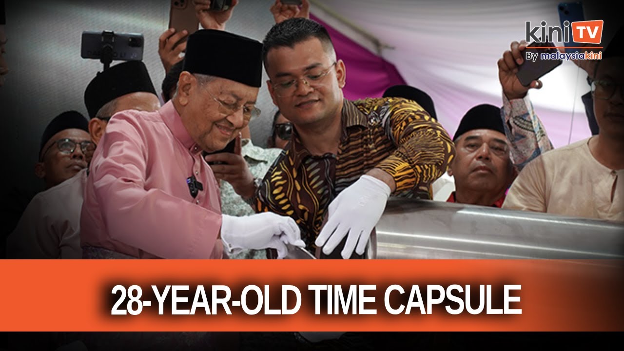 Dr Mahathir opens Vision 2020 time capsule at KL Tower