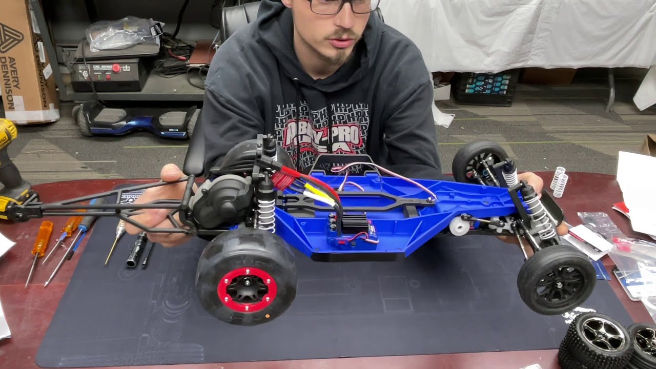 Сборка дрэг-машины без подготовки, часть 3: Traxxas Bandit VXL, шины для дрэг-рейсинга и вилли-бар