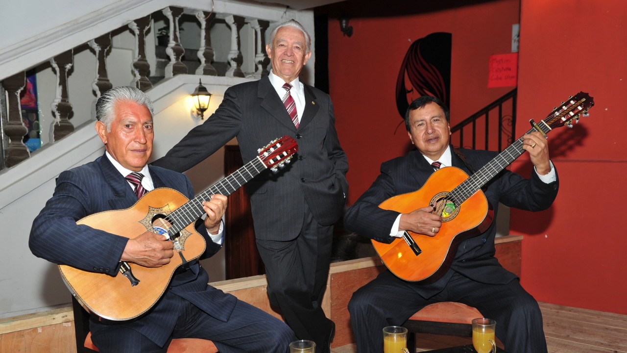 REINA Y SEÑORA / PASACALLE / TRÍO LOS TRES LATINOS.