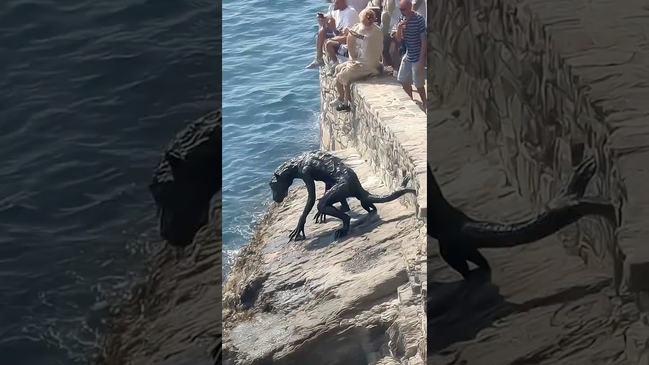 Туристы сняли на видео человекоподобное морское существо, ползущее по скалам в Италии.