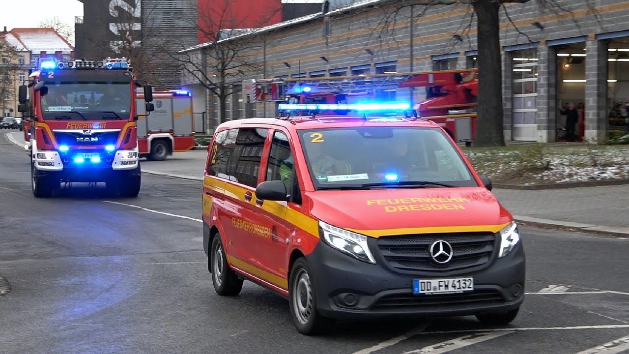 Löschzug der Feuerwache 2 Dresden Übigau auf Einsatzfahrt
