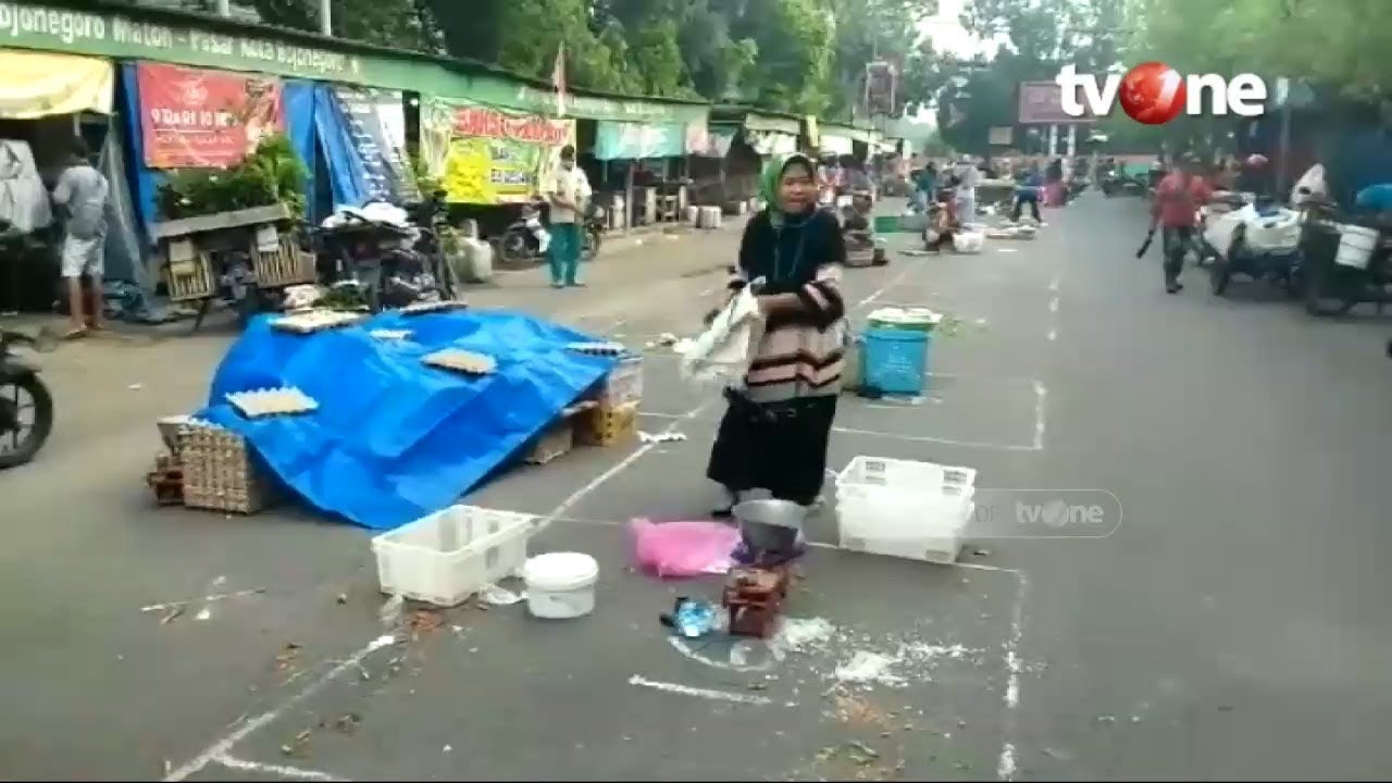 Habis Waktu yang Ditentukan, Pedagang Pasar Kocar-kacir Dibubarkan Petugas | tvOne
