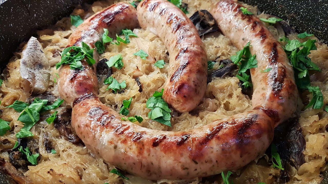 Biała Kiełbasa Pieczona na Kiszonej Kapuście z Grzybami Leśnymi