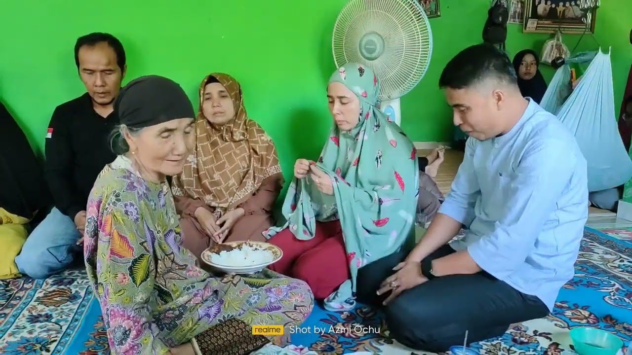 BIKIN MERINDING, Ibu Menyuapi Anak-anaknya, Mengenang betapa sayangnya Ibu kepada Anak anaknya