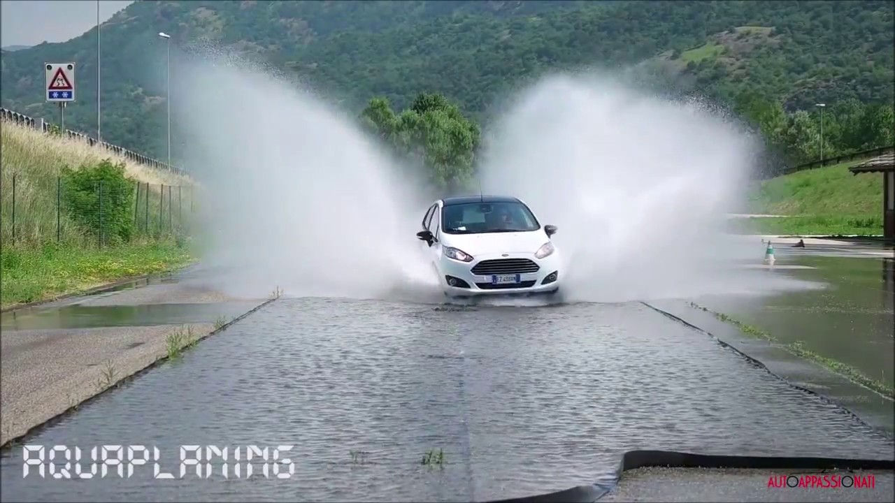 Guida Sicura MOTOROASI Piemonte - Fenomeno dell'AQUAPLANING