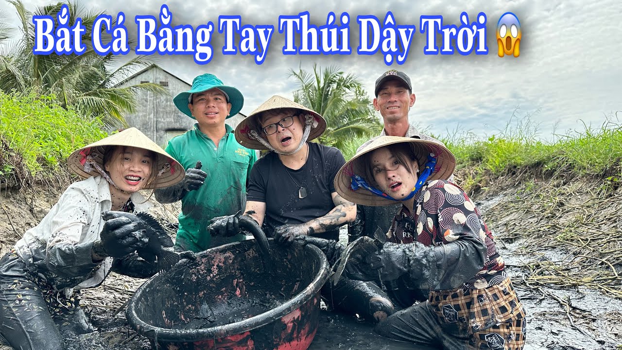 Lạy Hồn Độ Chịu “ Dơ “ Của Ông Nhật Lội Sình “ Thúi “ Bắt Cá Bằng Tay