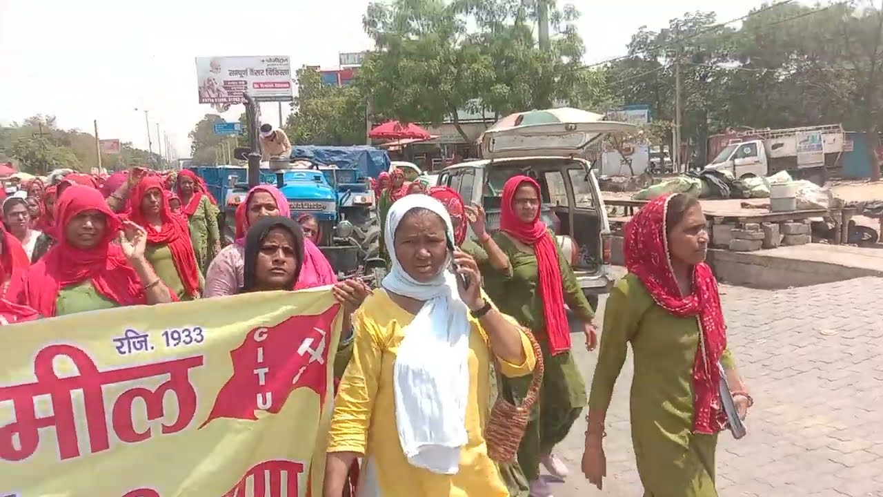 अपनी मांगों को लेकर मिड डे मील वर्कर उतरी झज्जर की सड़कों पर।