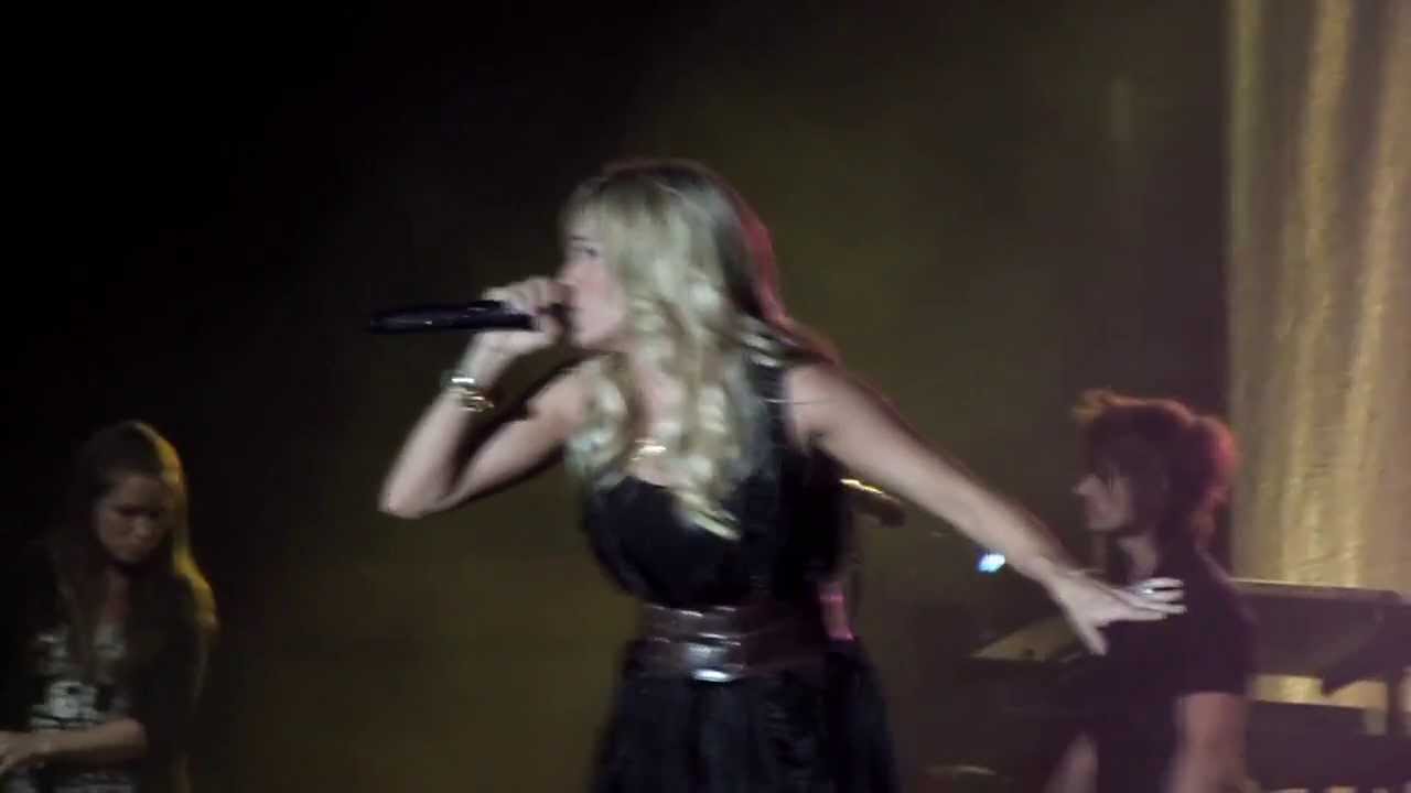 Carrie Underwood at USNA Great ending!! (Walk this way, Paradise City, then Before he cheats)