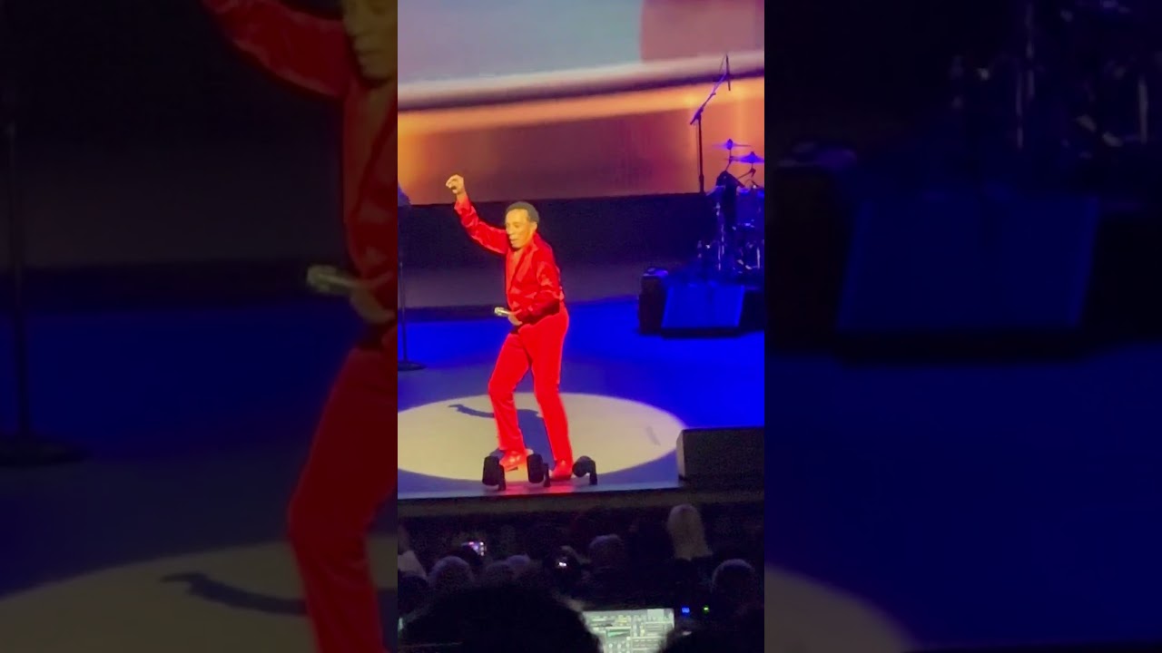 85 year old Motown Legend Smokey (William) ROBINSON dances on stage