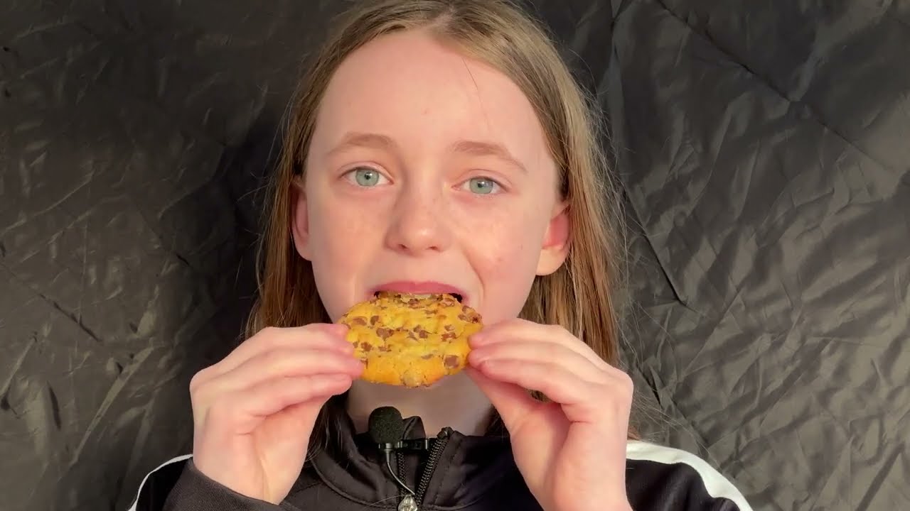 ASMR mouth sound - eat a little differently #asmrsounds
