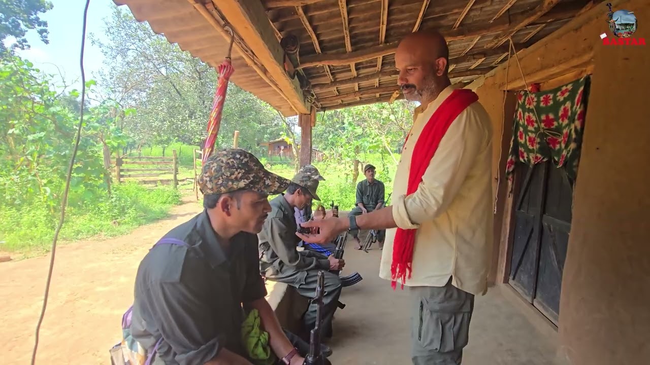 हथियारबंद वर्दीधारी माओवादियों ने बताया कैसे रहते हैं जंगल में माओवादी